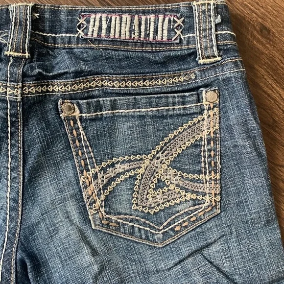 Hydraulic medium wash distressed and embroidered jean shorts size 3/4 - Picture 6 of 6